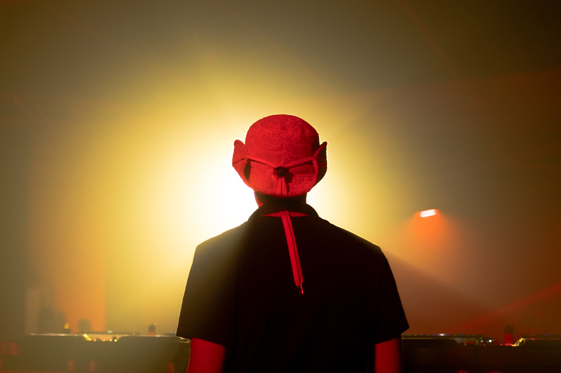 JACÓSTA live — silhouette against stage lights